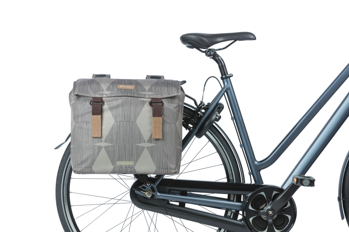 Taskesæt (grey) fra Basil model Elegance.    Materiale af 100 % genanvendt PET (plastikflasker) Vol. 40-49 L og med rem-montering (taskebro)